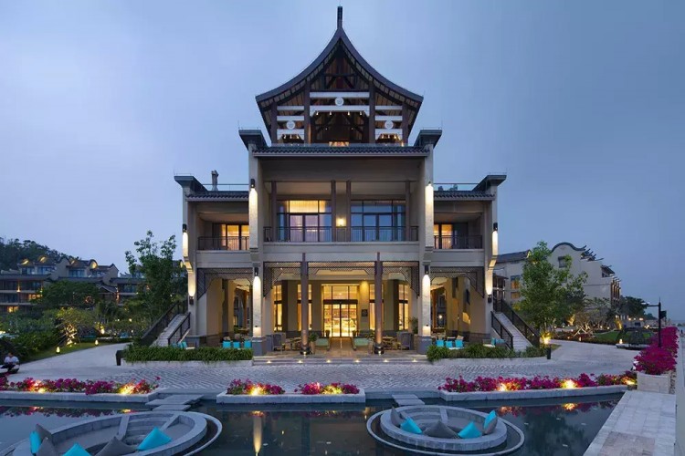 据说是珠海超美的海边度假酒店，广东首个运河式户外恒温游泳池