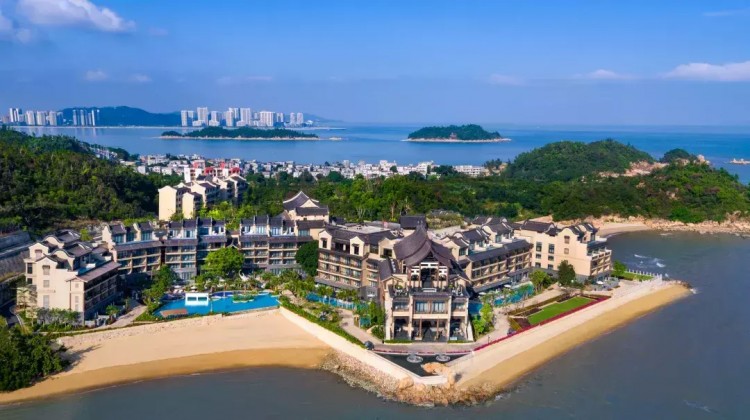 广东首个运河式户外恒温泳池据说是珠海超美的海边度假酒店