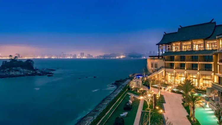 广东首个运河式户外恒温泳池据说是珠海超美的海边度假酒店